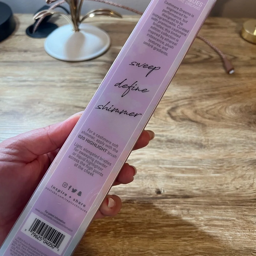 REAL TECHNIQUES • LIMITED EDITION CASHMERE DREAMS • 020 HIGHLIGHT